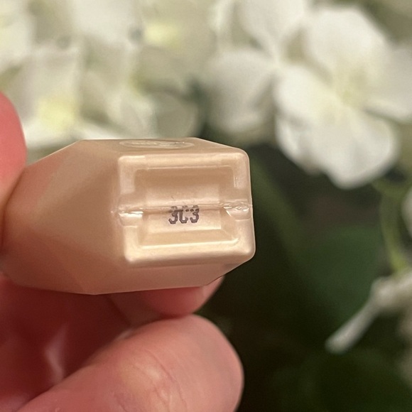 FENTY BEAUTY BY RIHANNA • EASE DROP'LIT ALL-OVER GLOW ENHANCER • TAFFY TOPAZ - Picture 4 of 4